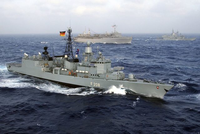 German_frigate_Niedersachsen_(F208)_underway_with_other_ships_in_the_Atlantic_Ocean_on_12_July_2004_(040712-N-7748K-008)