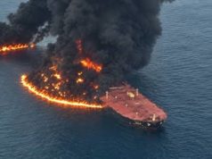 В Ормузском проливе супертанкер с 2 млн баррелей нефти подорвался на мине